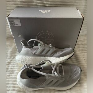 *NWT* adidas Ultraboost 22 in grey and white - women’s size 5